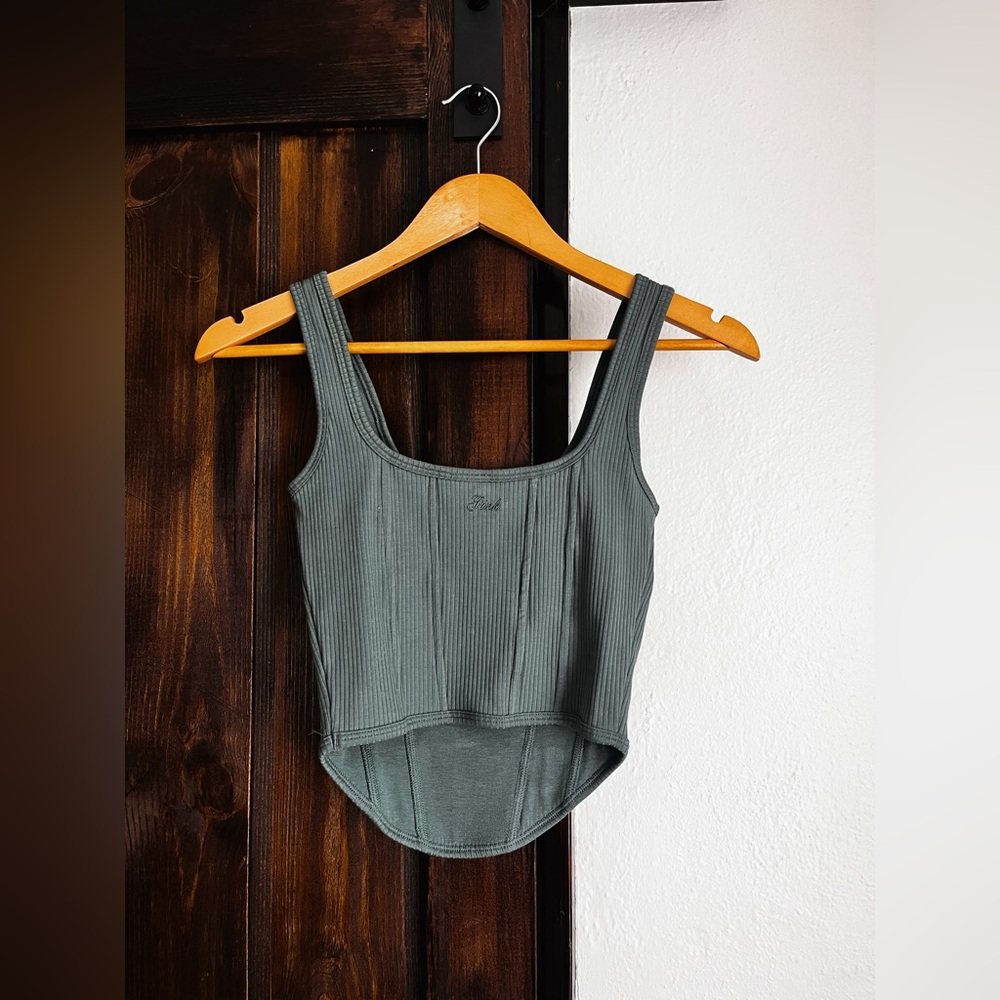 Sleek Gray Ribbed Tank Top - Picture 2 of 3